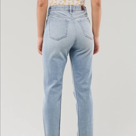 Hollister Ultra High-Rise Ripped Light Wash Mom Jeans Sz 26 - Picture 3 of 13